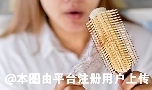 头发一梳掉一把 多半与这3个原因有关别不当回事