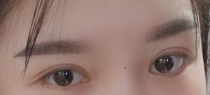 眼睛变大不少 看起来很清纯