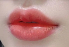 一次简单的抽脂丰唇 几个月以后S曲线身材和丰满双唇我都有了
