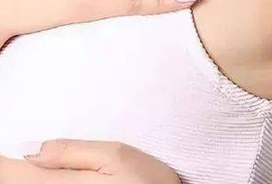 硅胶假体隆胸：真实案例解析“美丽蜕变”背后的利与弊